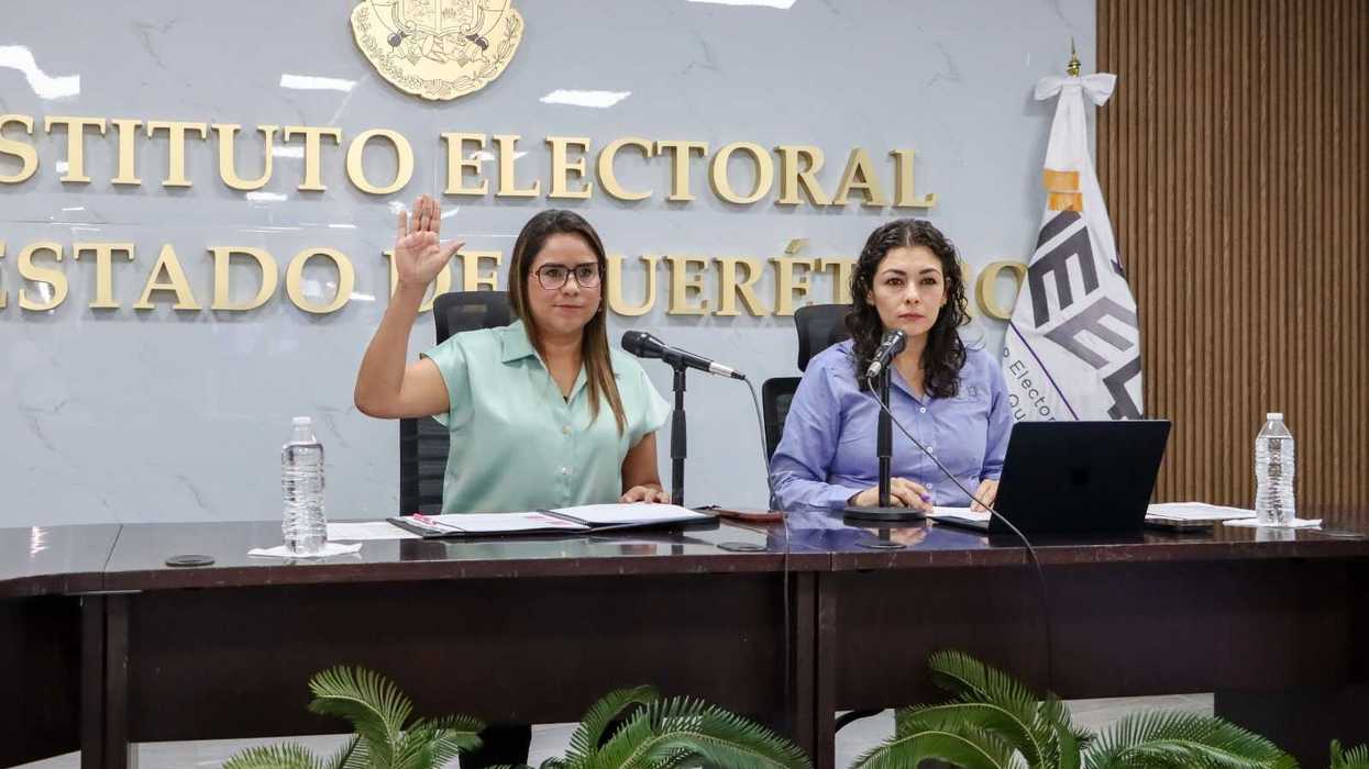 Sesi贸n del Consejo General del IEEQ con consejeras, consejeros y representaciones de partidos pol铆ticos durante la aprobaci贸n de comisiones transitorias.