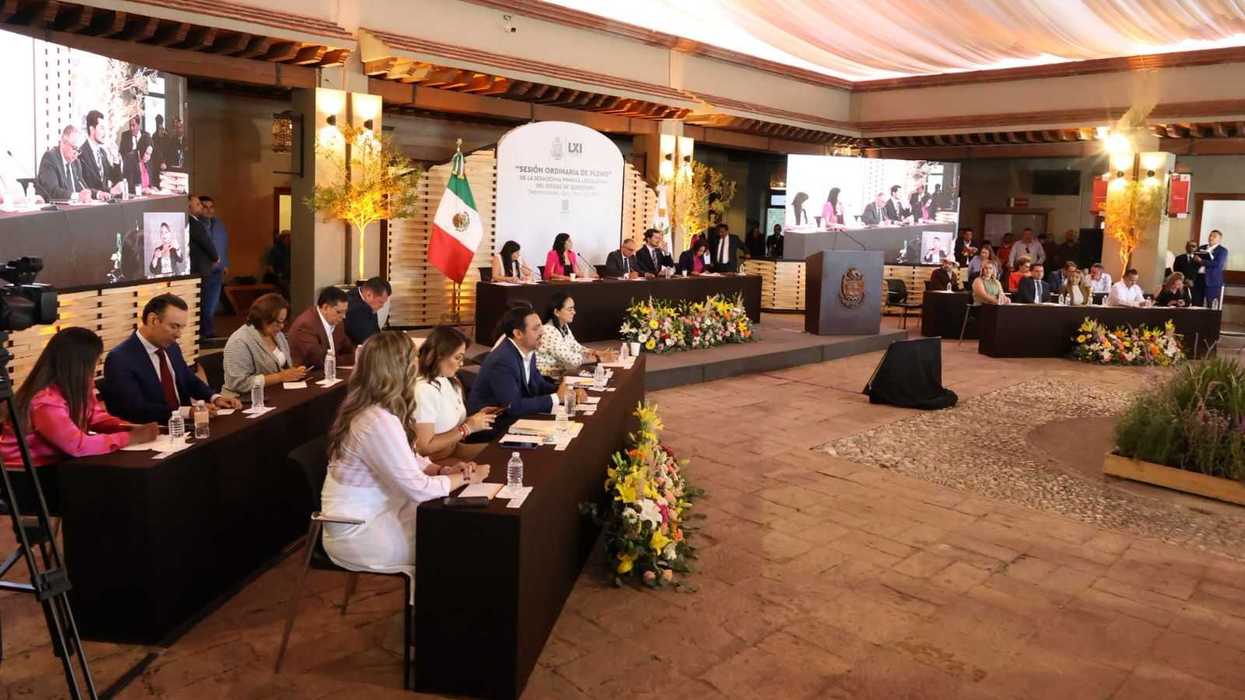 Sesión del Pleno del Congreso de Querétaro celebrada en Tequisquiapan con presencia del alcalde Héctor Magaña Rentería