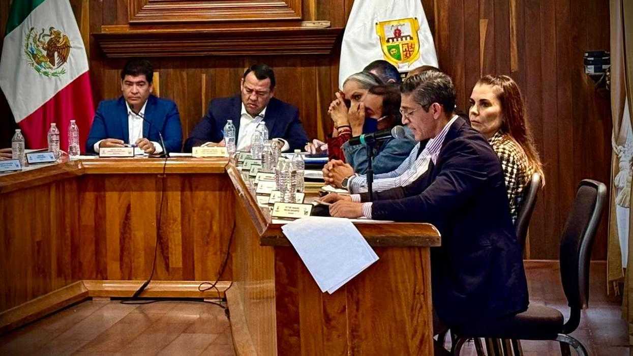 Sesión ordinaria del Ayuntamiento de San Juan del Río: integrantes del cabildo en la mesa y una persona al micrófono
