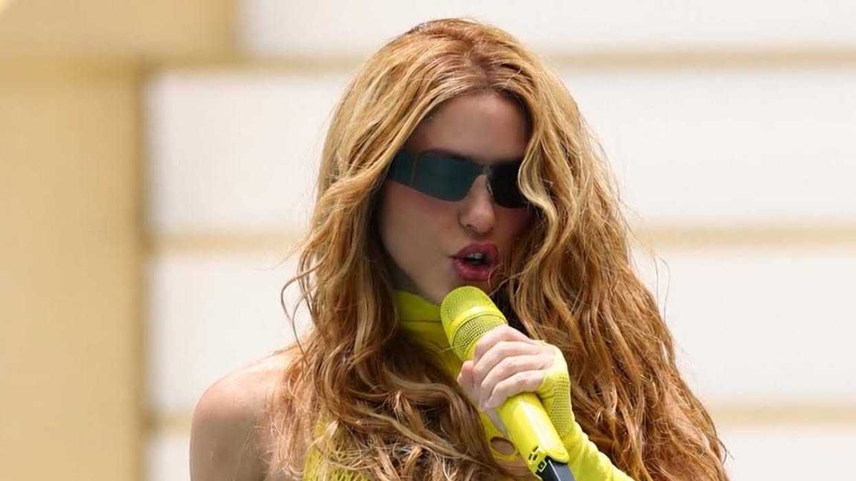 Shakira canta sobre el escenario del Estadio Azteca durante la ceremonia inaugural del Mundial 2026, rodeada por su cuerpo de baile.