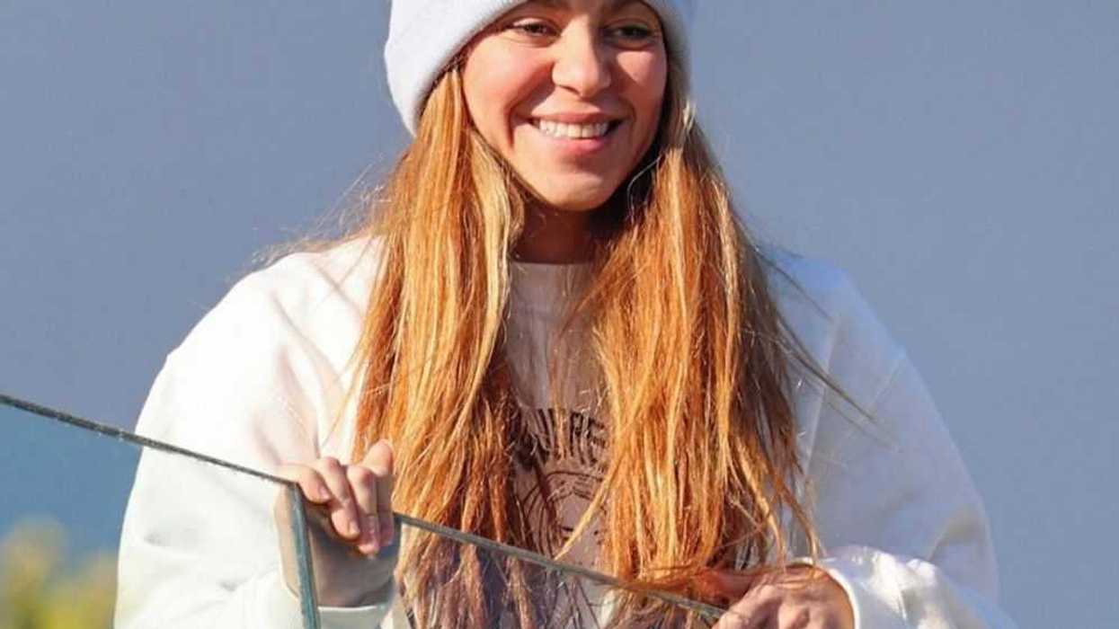 Shakira presume sudadera celebrando el éxito de su tiradera contra Piqué. AGENCIA MÉXICO.