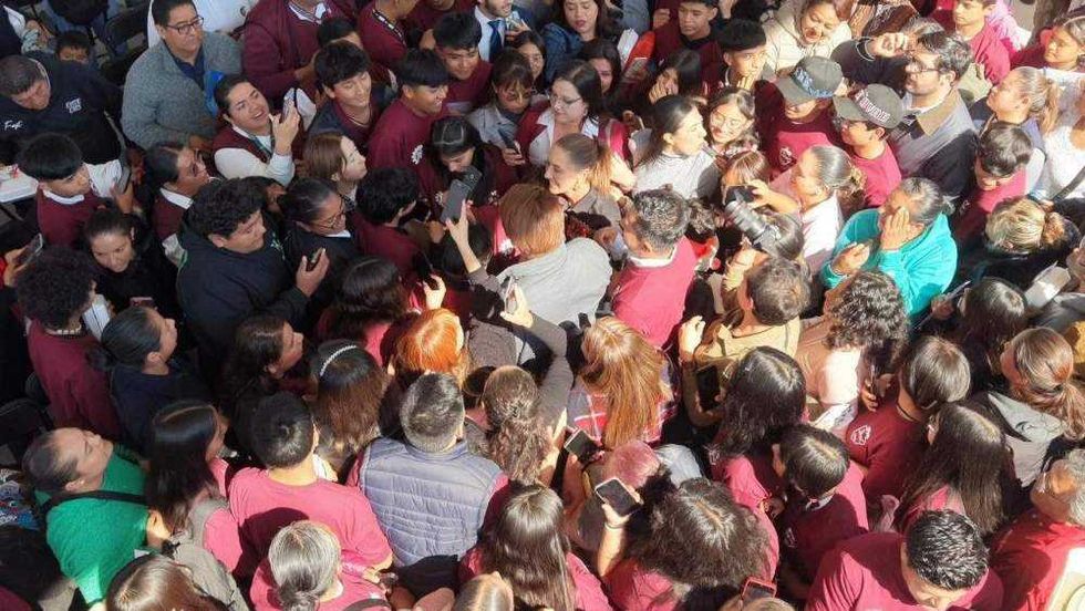 Sheinbaum entrega becas Benito Juárez y supervisa avance de bachillerato en El Marqués.