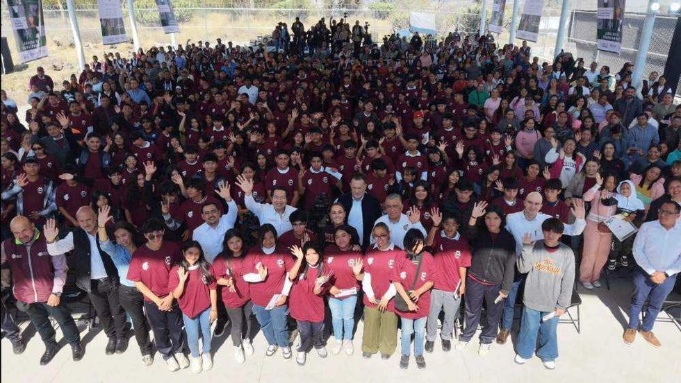 Sheinbaum entrega becas Benito Juárez y supervisa avance de bachillerato en El Marqués.