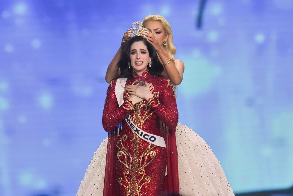Sheinbaum felicita a Fátima Bosch por su triunfo en Miss Universo. AP.