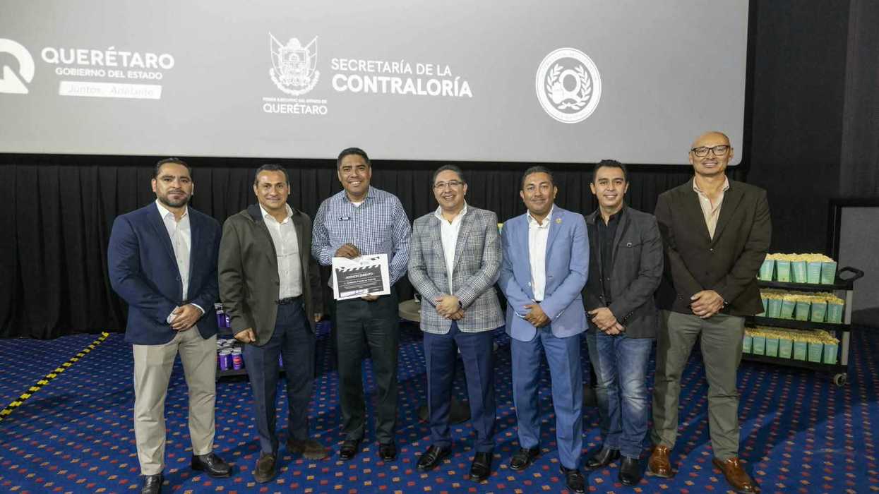 Siete hombres posan con un certificado de agradecimiento frente a una pantalla con los logotipos del Gobierno del Estado de Querétaro, la Secretaría de la Contraloría y el Sistema Estatal Anticorrupción