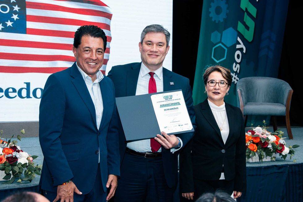 Silvio Gonz\u00e1lez recibe un reconocimiento de la UT San Juan del R\u00edo de manos del rector Fernando Ferrusca Ortiz