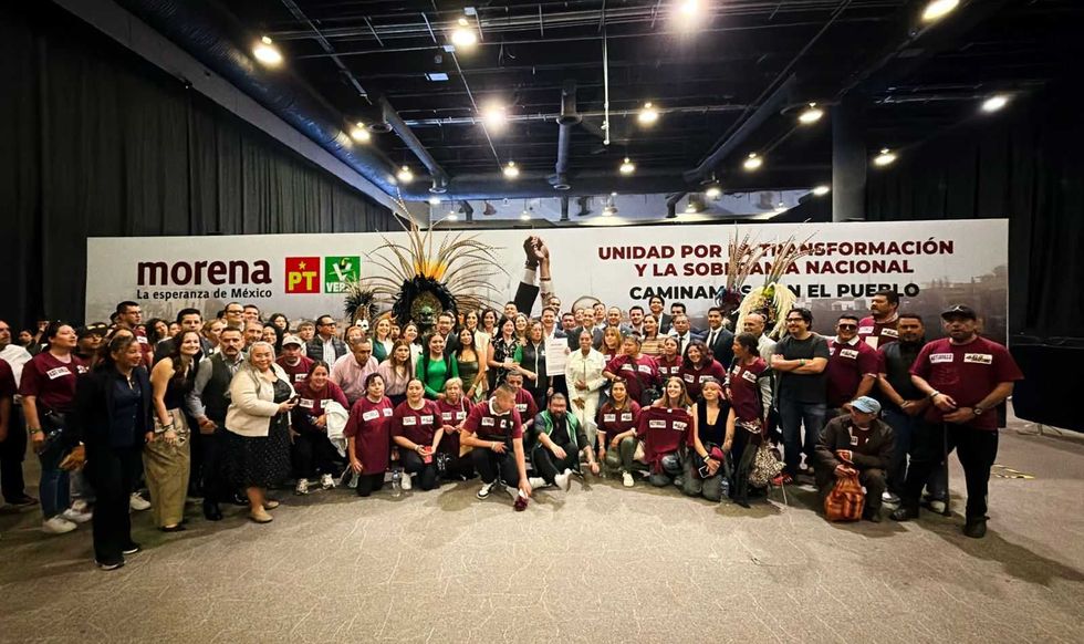 Simpatizantes y liderazgos sociales de la alianza Morena-PT-Verde en Quer\u00e9taro posan en foto grupal durante el registro de Astudillo en la Ciudad de M\u00e9xico