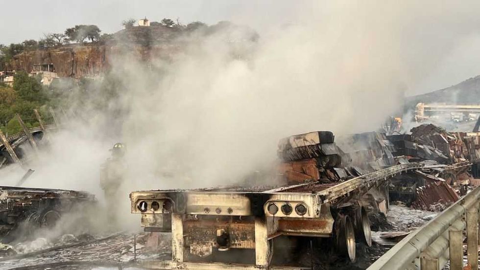 Sin víctimas mortales hornaza por carambola en la México Querétaro.