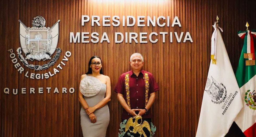 Sinuh\u00e9 Piedragil Ortiz y Nery L\u00f3pez durante la reuni\u00f3n en el Congreso de Quer\u00e9taro sobre defensor\u00eda p\u00fablica federal