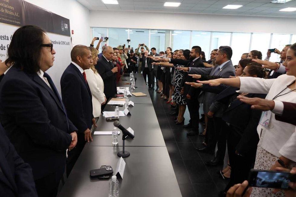 Sinuh\u00e9 Piedragil toma protesta a delegado de la CONCAAM en el Congreso de Quer\u00e9taro