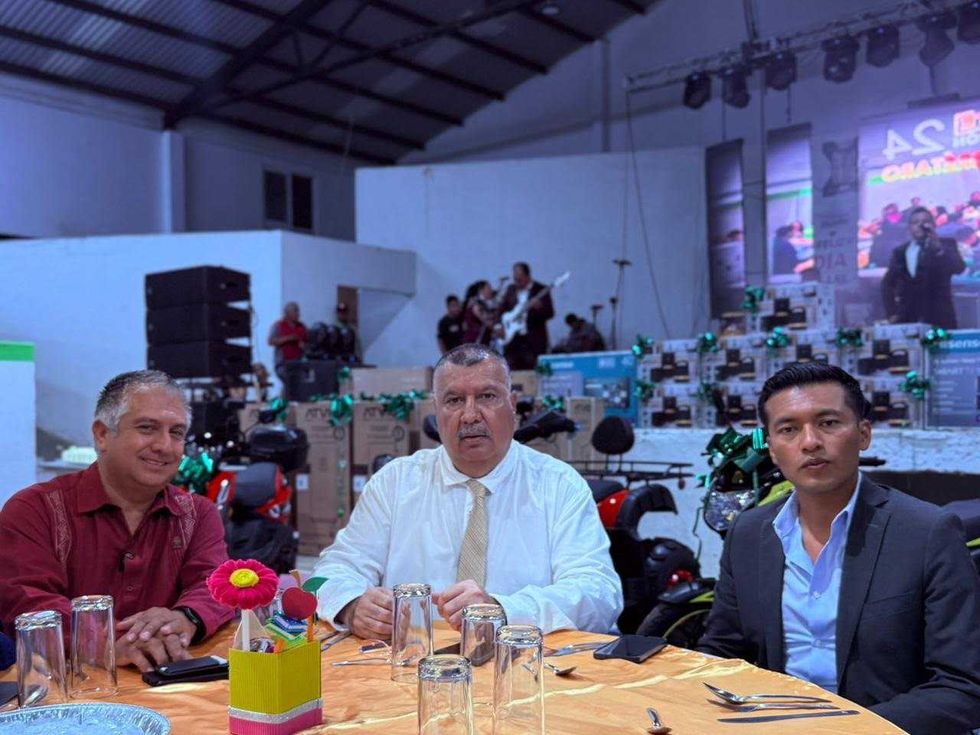 Sinuh\u00e9 Piedragil y Alejo S\u00e1nchez en conmemoraci\u00f3n del D\u00eda del Maestro en Tolim\u00e1n, Quer\u00e9taro