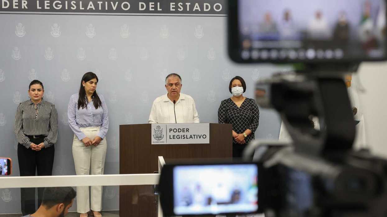 Sinuhé Piedragil Ortiz encabeza junto a diputadas de la Mesa Directiva el anuncio de la glosa del quinto informe en el Congreso de Querétaro.