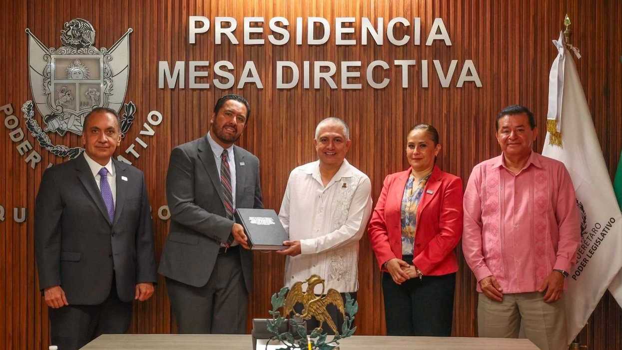 Sinuhé Piedragil Ortiz recibe de magistrados del TEEQ la iniciativa de reforma electoral en la Mesa Directiva del Congreso de Querétaro