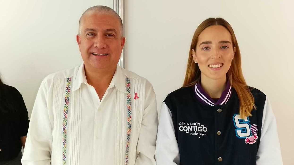 Sinuhé Piedragil Ortiz y Virginia Hernández Vázquez posan juntos; dan seguimiento a iniciativas juveniles de salud mental
