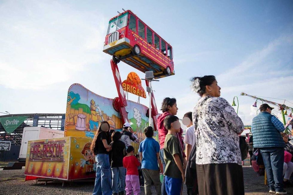sistentes hacen fila frente a juegos mec\u00e1nicos en la Feria San Juan del R\u00edo 2026