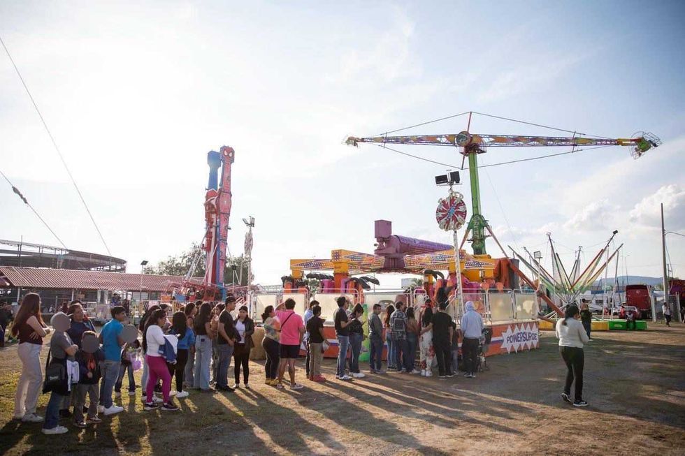 sistentes hacen fila frente a juegos mec\u00e1nicos en la Feria San Juan del R\u00edo 2026