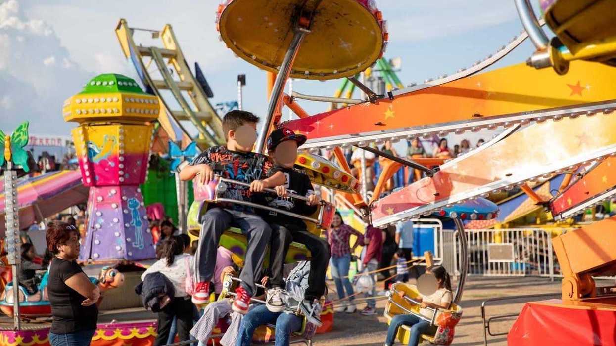 sistentes hacen fila frente a juegos mecánicos en la Feria San Juan del Río 2026