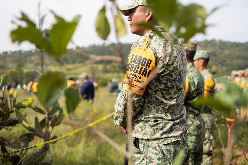 Soldado con brazalete de Labor Social del Ej\u00e9rcito, Fuerza A\u00e9rea y Guardia Nacional durante la jornada de reforestaci\u00f3n en Amealco