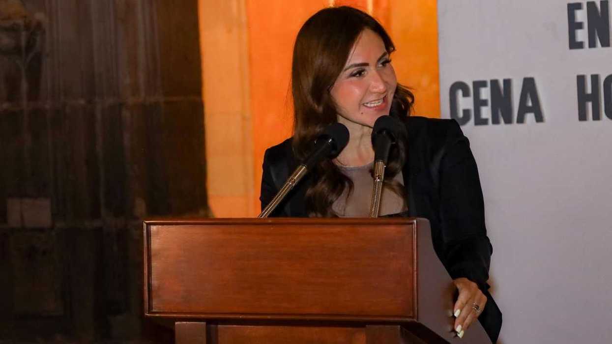 Sonia Rocha Acosta en el podio durante la cena homenaje a Marcela Lagarde organizada por la Red Nacional de Mujeres Defensoras de la Paridad en Querétaro