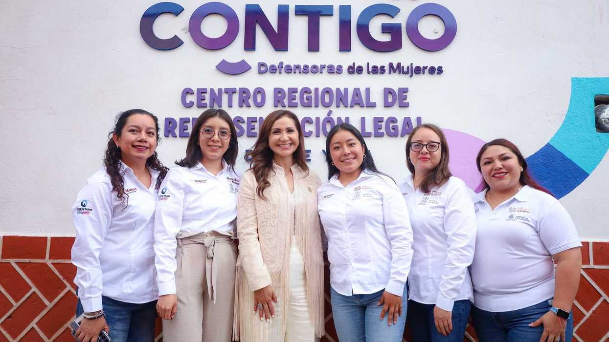 Sonia Rocha Acosta junto al equipo de abogadas del Centro Regional de Representación Legal en Cadereyta de Montes, Querétaro.