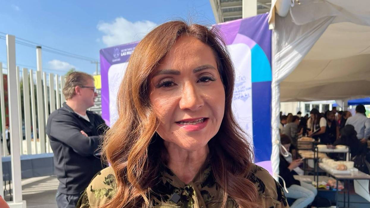 Sonia Rocha Acosta, secretaria de las Mujeres de Querétaro, habla durante un evento al aire libre