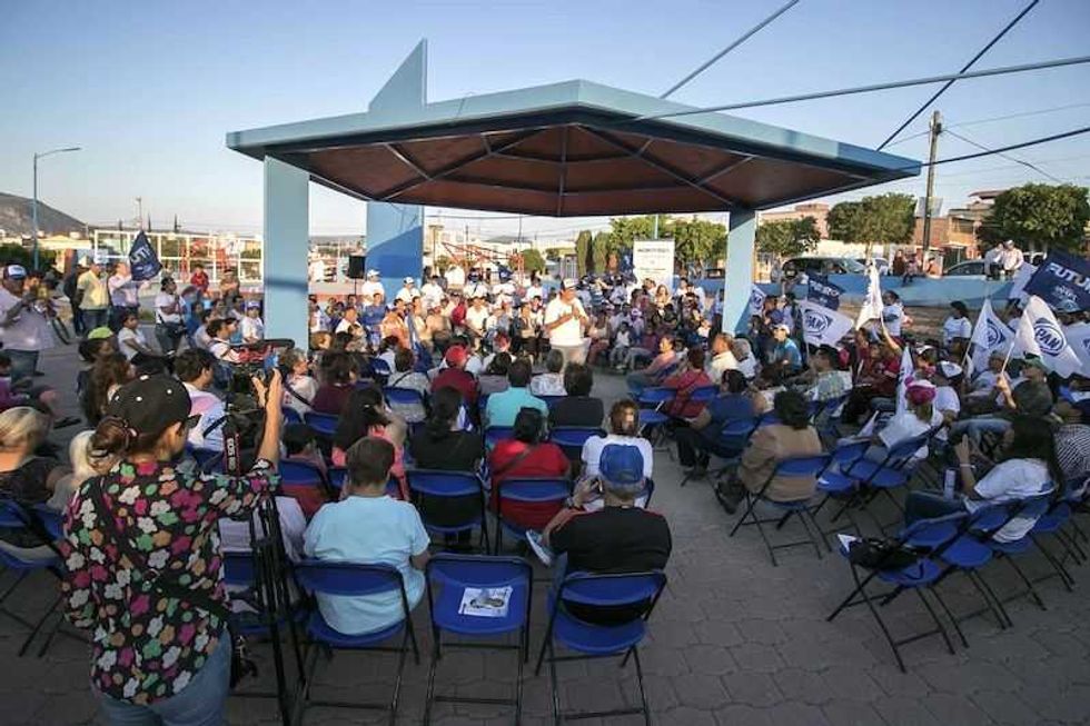 sostiene dialogo memo vega con habitantes en colonia las haciendas 1
