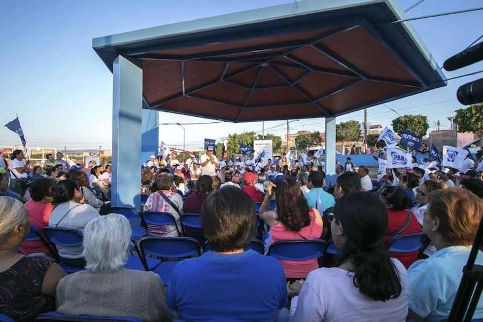 sostiene dialogo memo vega con habitantes en colonia las haciendas