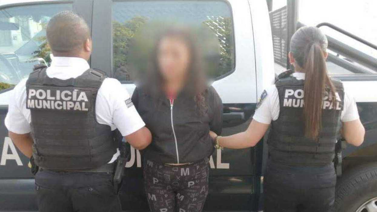 SSPMQ trasladó a detenida a Fiscalía General del Estado tras detención en colonia Sauces. Presunta responsable es acusada de arrebato de dispositivo móvil en colonia El Rocío.