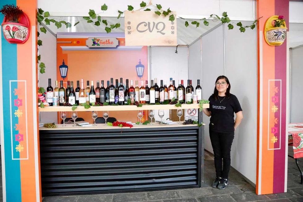 Stand del Consejo Vit\u00edcola de Quer\u00e9taro con boteller\u00eda de vinos locales en el Festival X\u00f6nthe Col\u00f3n 2026