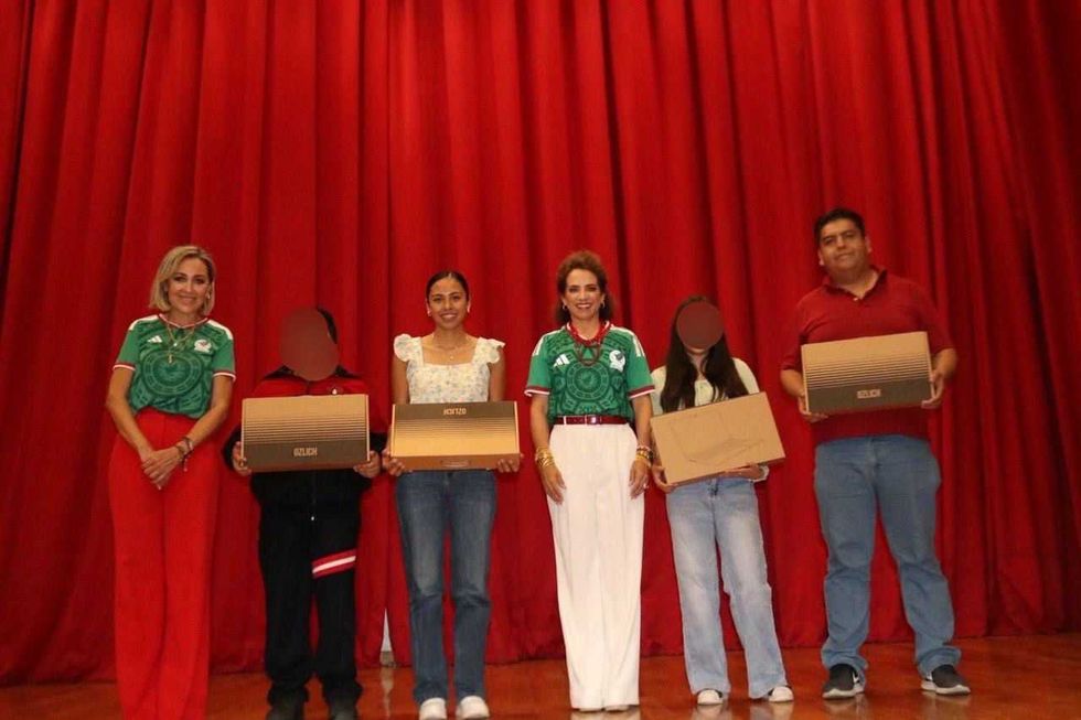 Sugerido para foto del acto: Diputada Adriana Meza durante la entrega de equipos de c\u00f3mputo en el Portal del Diezmo, San Juan del R\u00edo, 19 de junio de 2026.