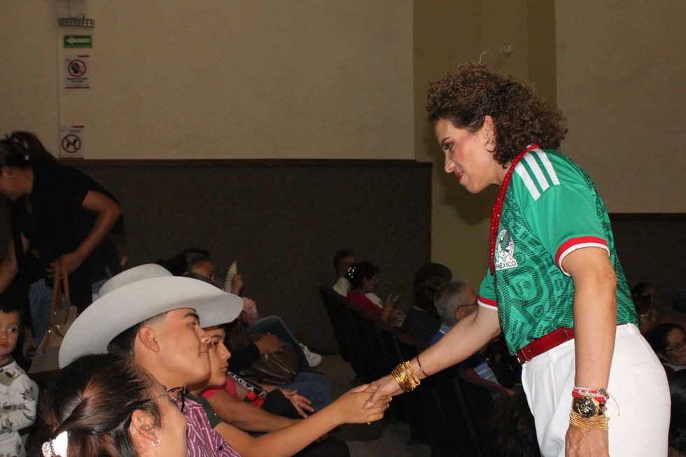 Sugerido para foto del acto: Diputada Adriana Meza durante la entrega de equipos de c\u00f3mputo en el Portal del Diezmo, San Juan del R\u00edo, 19 de junio de 2026.