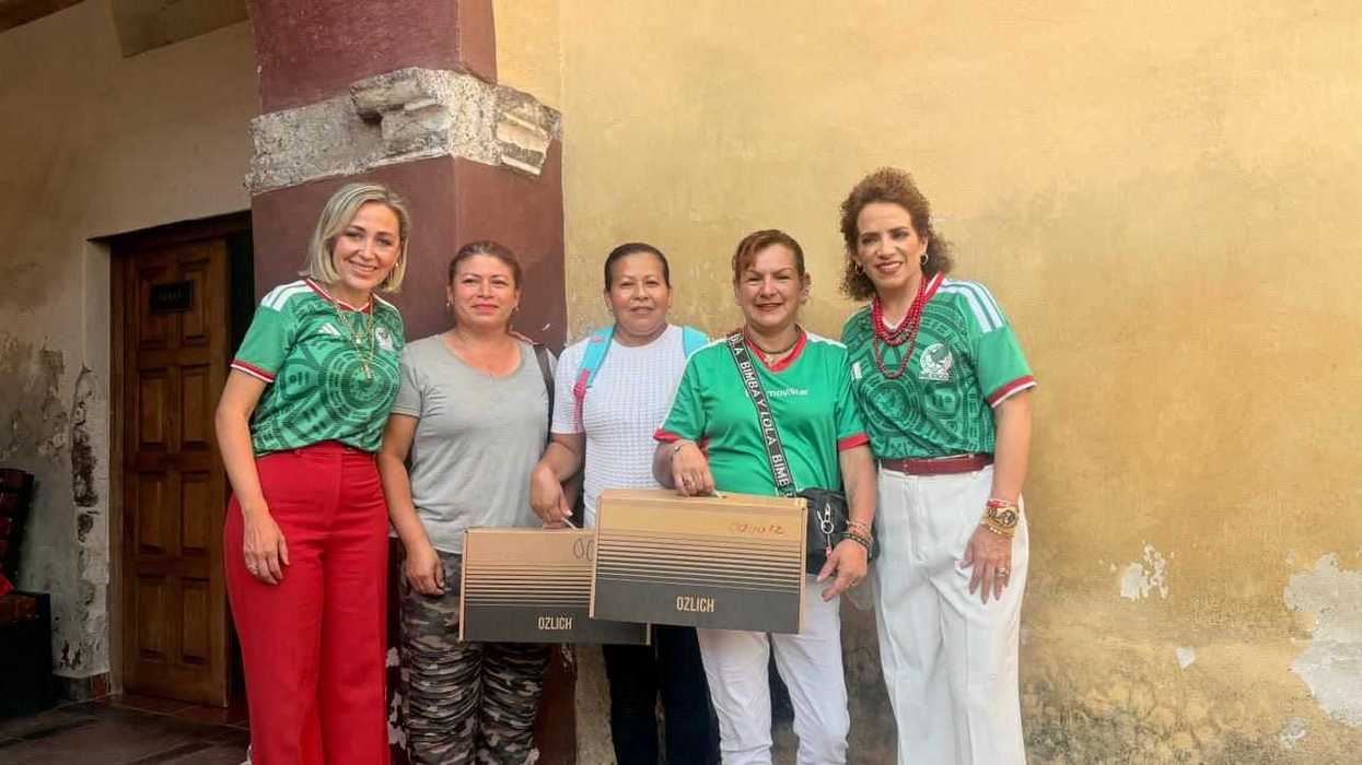 Sugerido para foto del acto: Diputada Adriana Meza durante la entrega de equipos de cómputo en el Portal del Diezmo, San Juan del Río, 19 de junio de 2026.