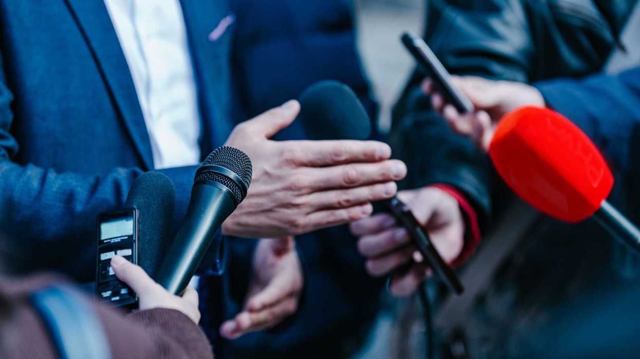 Sugerido para fotografía de cobertura periodística: Periodistas mexicanos durante una rueda de prensa; al fondo, micrófonos y logos de medios de comunicación.