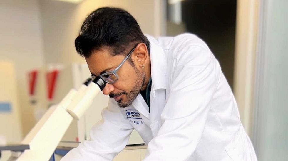 Sujay Paul aparece con integrantes de su equipo de investigaci\u00f3n en el Tecnol\u00f3gico de Monterrey campus Quer\u00e9taro.