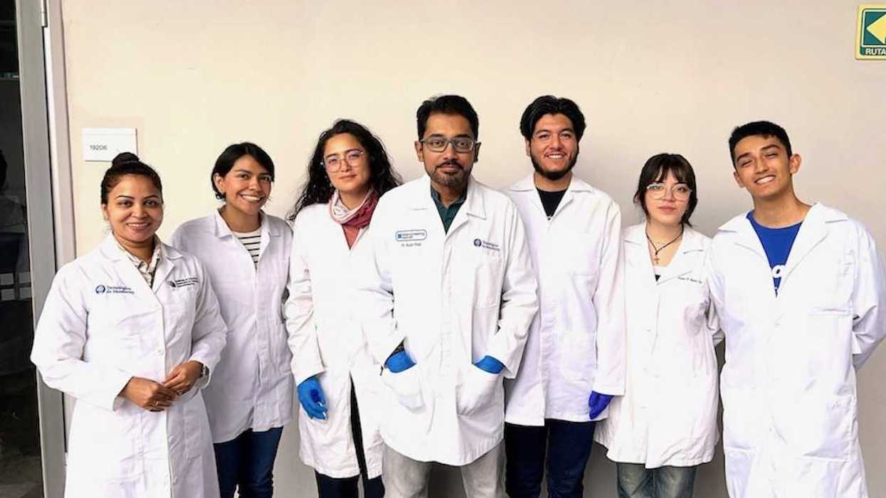 Sujay Paul aparece con integrantes de su equipo de investigación en el Tecnológico de Monterrey campus Querétaro.