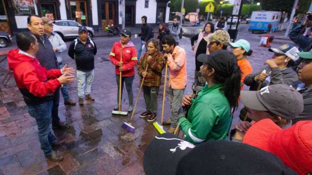 Supervisa Cabrera labores de limpieza en plaza y espacios de San Juan del Río.