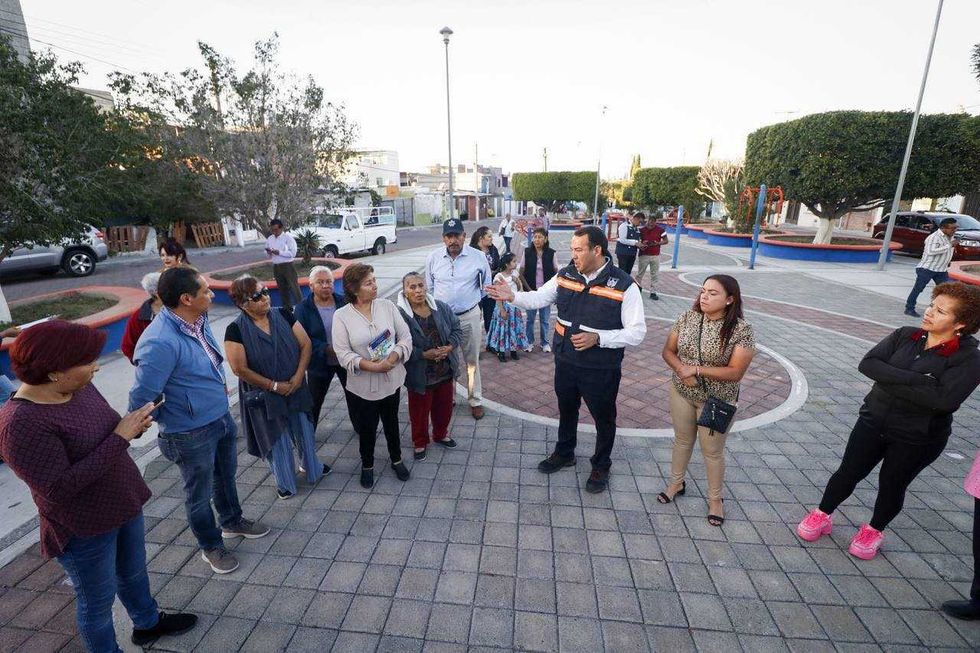 Supervisa Roberto Cabrera labores de limpieza en parques de San Juan del Río.