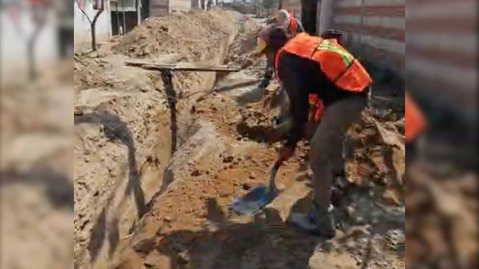 Supervisi\u00f3n de obra de drenaje en colonia Nuevo San Antonio, San Juan del R\u00edo, con autoridades municipales y de Conagua.