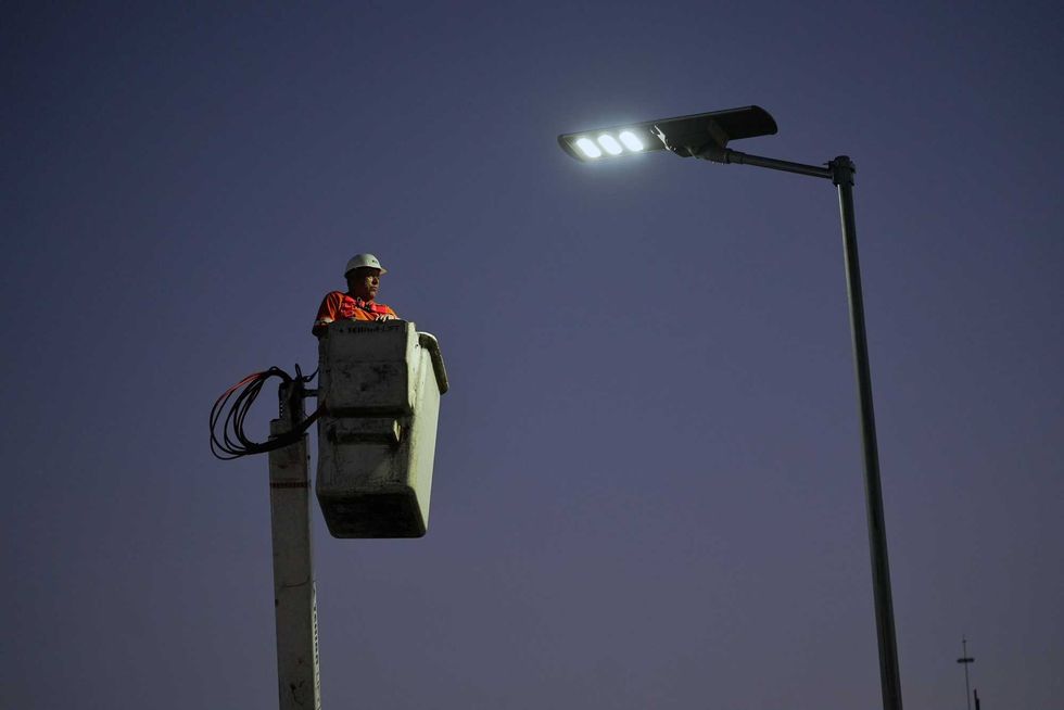 T\u00e9cnico municipal instala luminaria LED solar en el Libramiento Surponiente de Quer\u00e9taro desde una canastilla elevadora durante la madrugada del 31 de julio de 2026