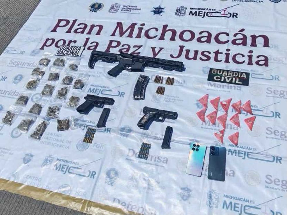 Tablero con fusil, dos pistolas, cartuchos, bolsas con hierba verde, sustancia granulada y tel\u00e9fonos asegurados por la Guardia Civil y Guardia Nacional en Zamora, Michoac\u00e1n.