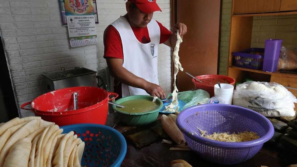 Tamaleros mexicanos se preparan para un aumento de ventas por la Candelaria. EFE/Alex Cruz.