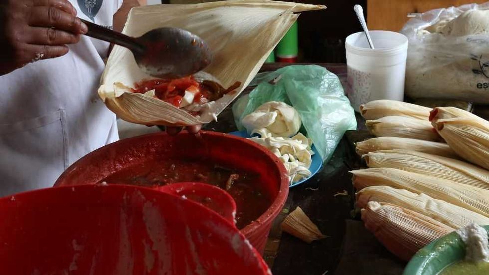 Tamaleros mexicanos se preparan para un aumento de ventas por la Candelaria. EFE/Alex Cruz.