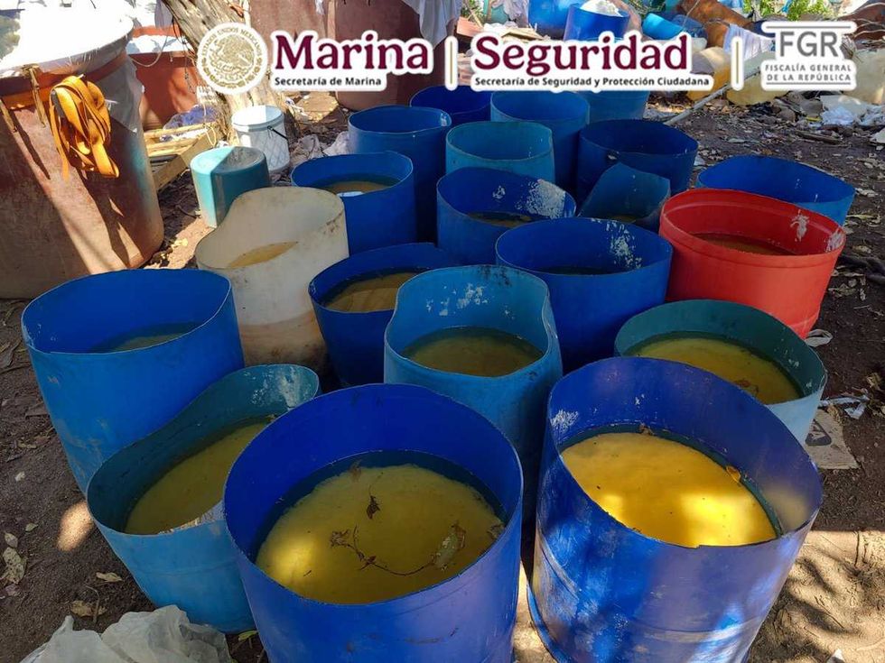 Tambos con precursores qu\u00edmicos asegurados por la Marina en laboratorio clandestino de Sinaloa