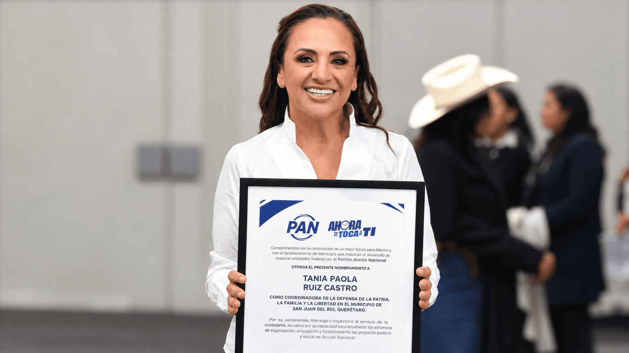 Tania Ruiz Castro muestra enmarcado el nombramiento como coordinadora del PAN en San Juan del Río