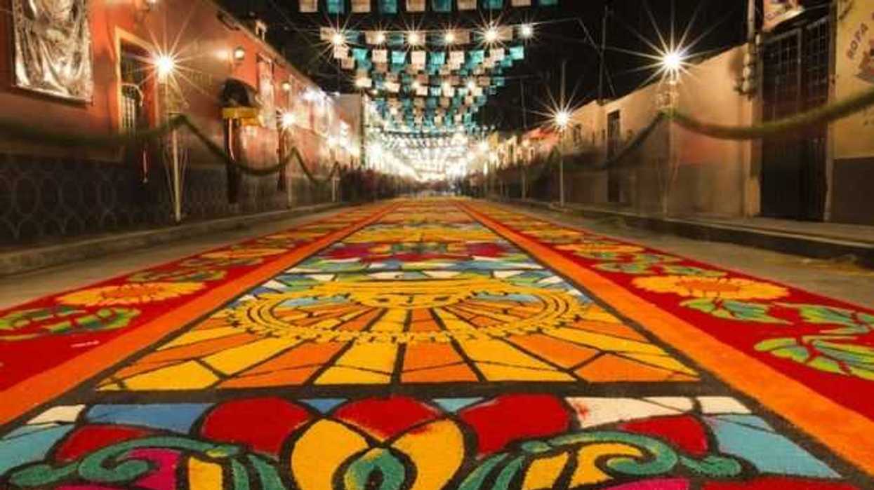 tapetes-de-flores-y-aserrin-adornan-la-noche-que-nadie-duerme