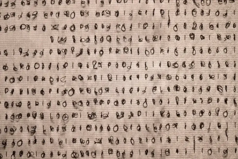 Tapiz con dise\u00f1o geom\u00e9trico elaborado por la artista textil Trine Ellitsgaard.