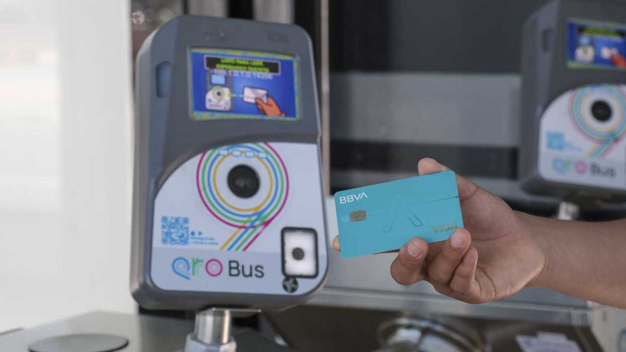 Tarjeta bancaria frente a validador de QroBús, sistema que restablece el pago con tarjetas en Querétaro