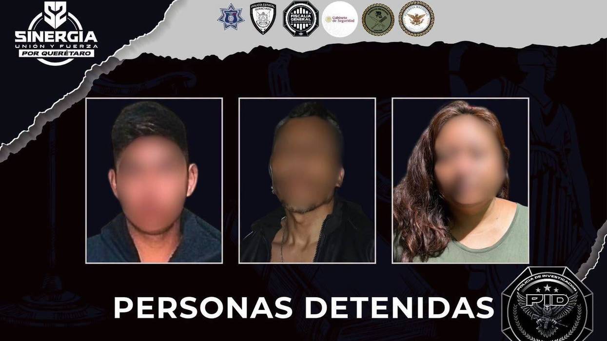 Tarjeta de la Fiscalía General del Estado de Querétaro con los rostros difuminados de tres personas detenidas en cateos de Sinergia en Colón