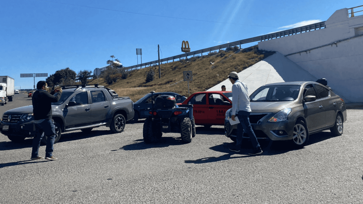 Taxista provoca accidente en lateral de la México Querétaro y Boulevard Hidalgo.
