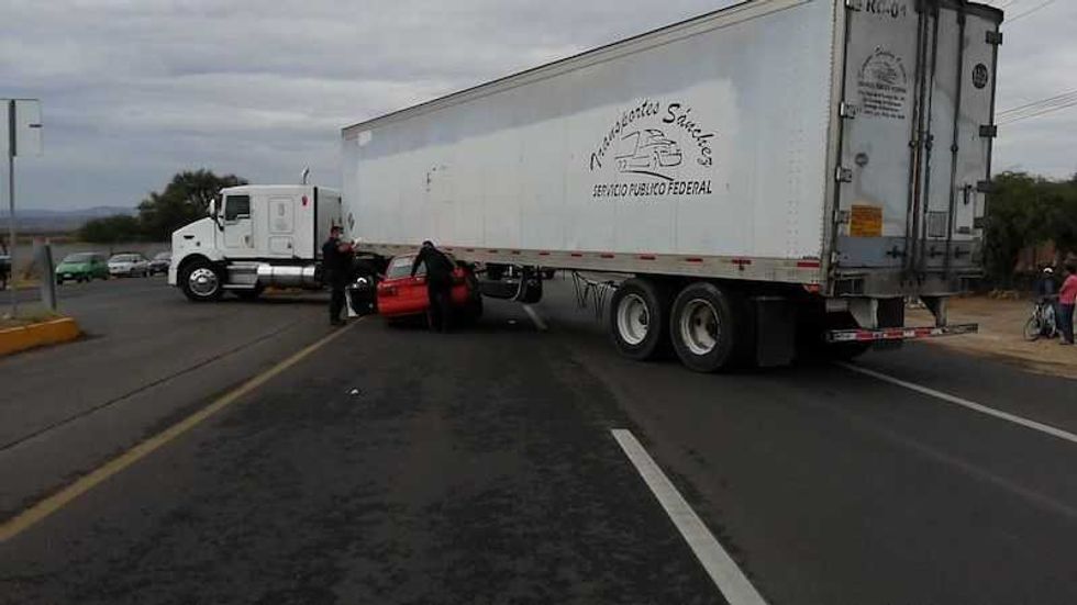 Taxista se incrusta en plataforma de tráiler